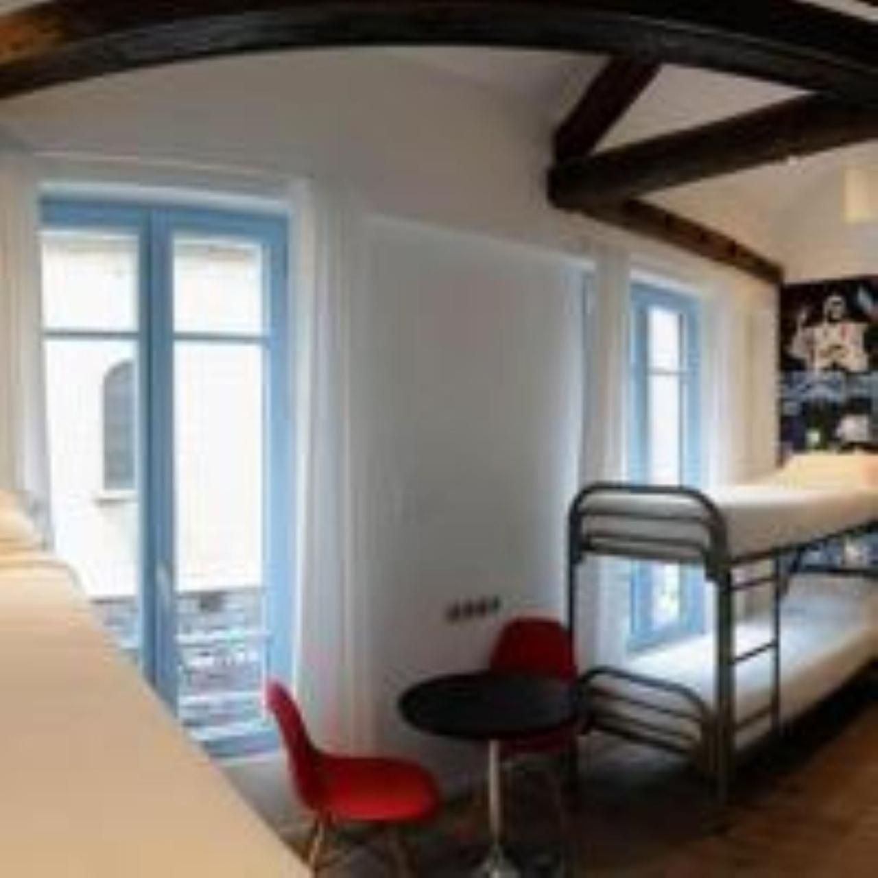 Albergue The 3 Ducks Eiffel Tower By Hiphophostels *