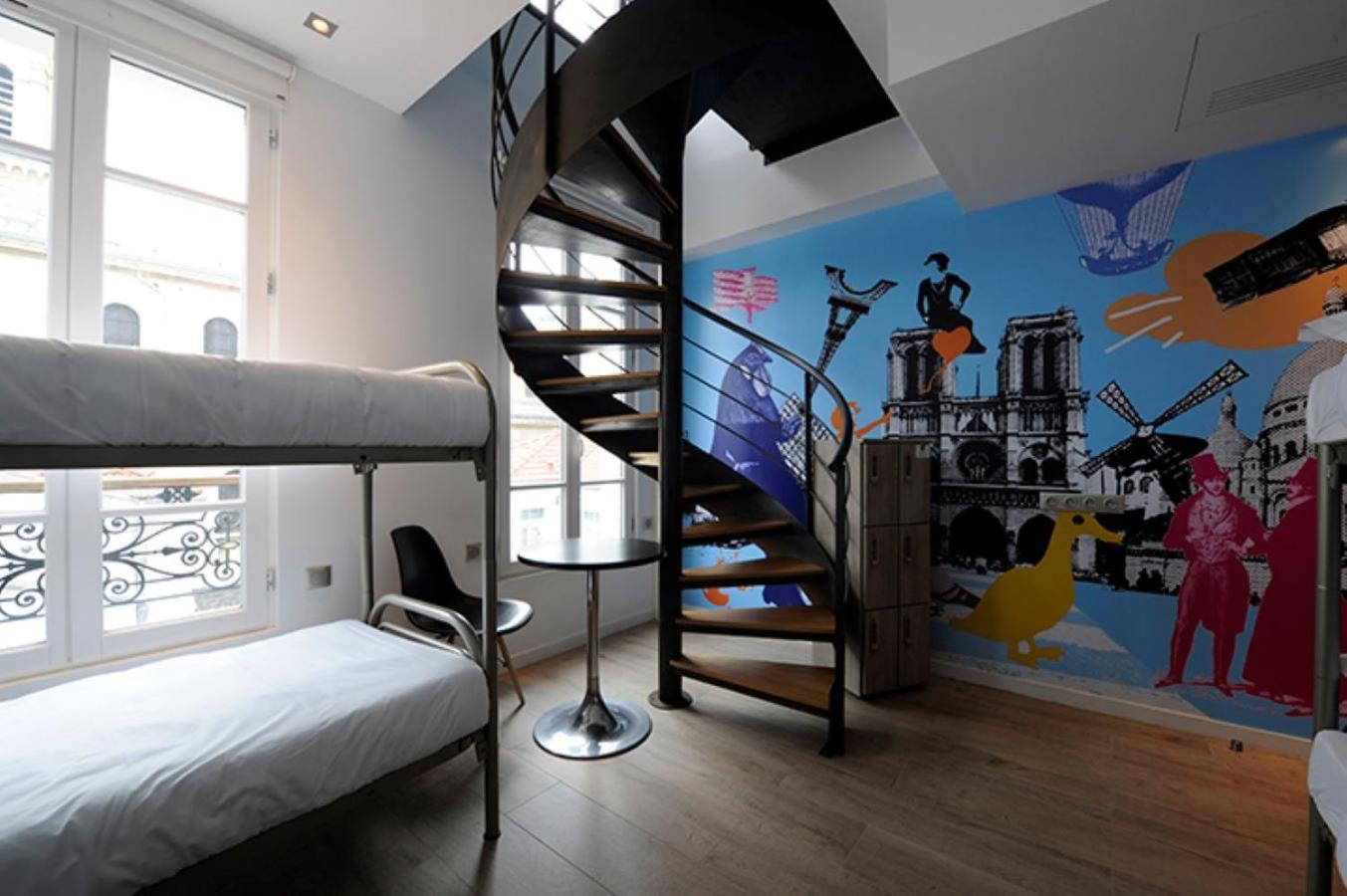 The 3 Ducks Eiffel Tower By Hiphophostels Albergue *